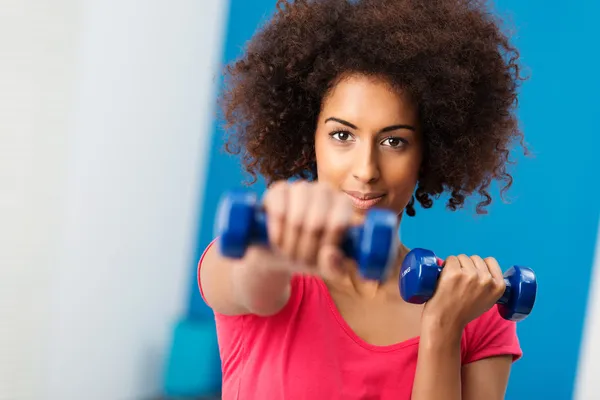 Sportliche Frau trainiert mit Kurzhanteln — Stockfoto