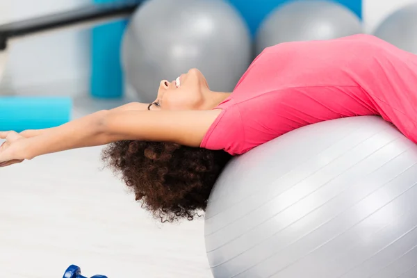 Ευτυχισμένη εύπλαστο γυναίκα άσκηση pilates στο γυμναστήριο — Φωτογραφία Αρχείου