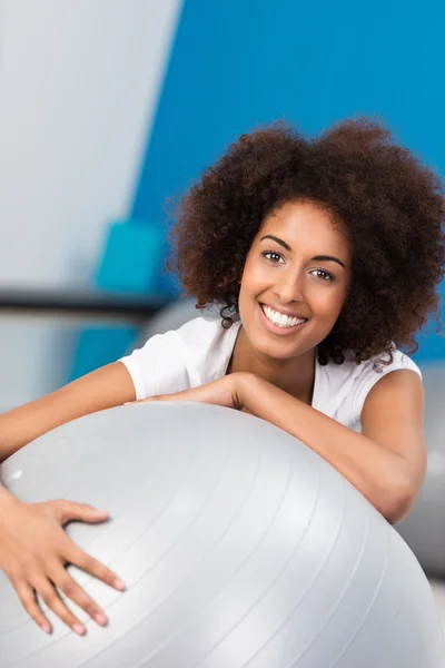 Glückliche junge Frau im Fitnessstudio mit Pilates-Ball — Stockfoto