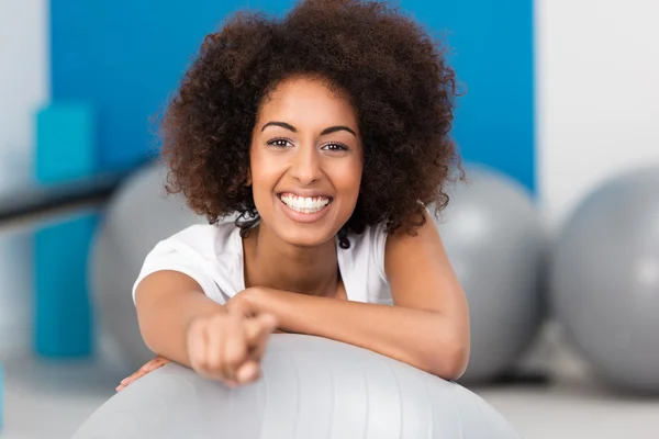 Mooie jonge Afrikaanse Amerikaanse vrouw in een sportschool — Stockfoto