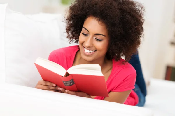 Mooie Afro-Amerikaanse vrouw, lezen — Stockfoto
