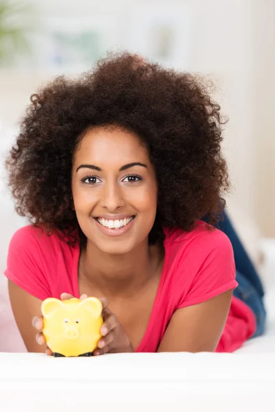 Mujer afroamericana con una alcancía — Foto de Stock