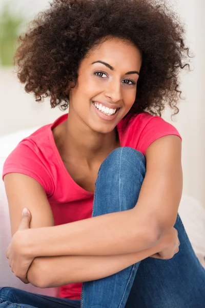 Donna sorridente con un'acconciatura afro — Foto Stock