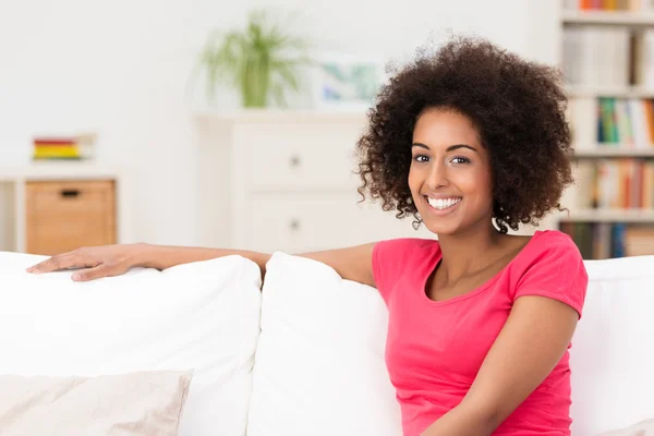 Hermosa mujer afroamericana relajante — Foto de Stock