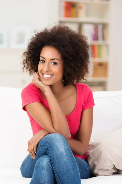 Schöne afrikanische Amerikanerin mit einer Afro-Frisur — Stockfoto