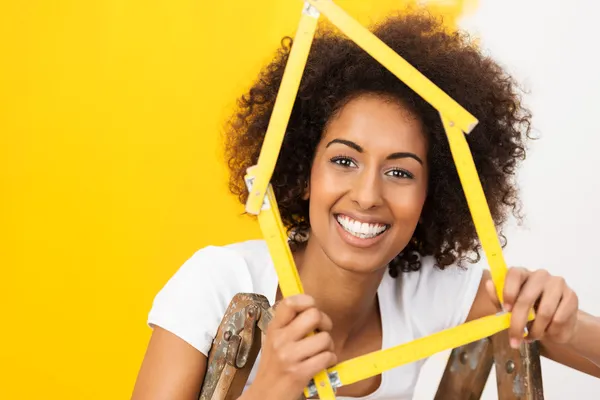 Emocionada mujer afroamericana en su nuevo hogar —  Fotos de Stock