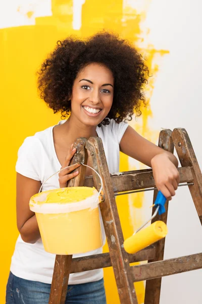 Mujer afroamericana haciendo redecoración —  Fotos de Stock