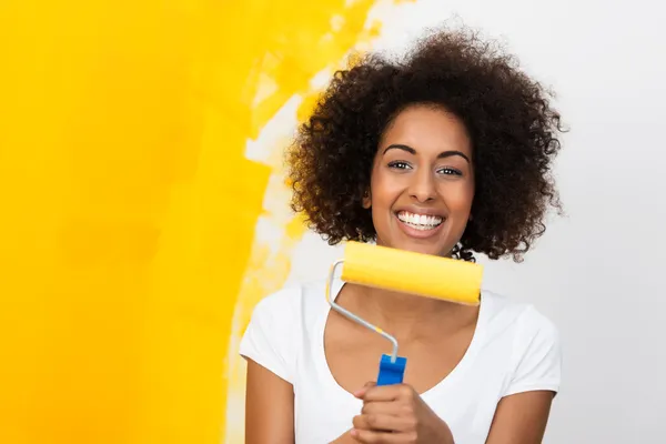 Lächelnde afrikanisch-amerikanische Frau beim Umdekorieren — Stockfoto