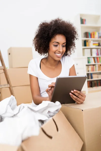 Linda joven afroamericana mujer usando una tableta — Foto de Stock