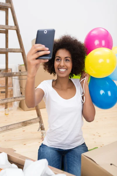 행복 한 흑인 여자는 selfie를 복용 — 스톡 사진