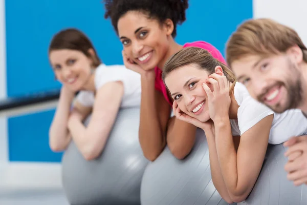 Lachende groep vrienden beoefenen van pilates — Stockfoto