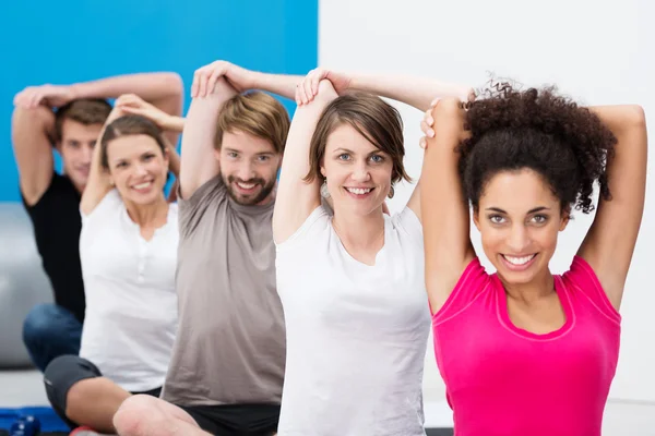 Vänner gör aerobics tillsammans på gymmet — Stockfoto