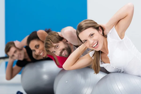 Grupp vänner gör pilates på gymmet — Stockfoto