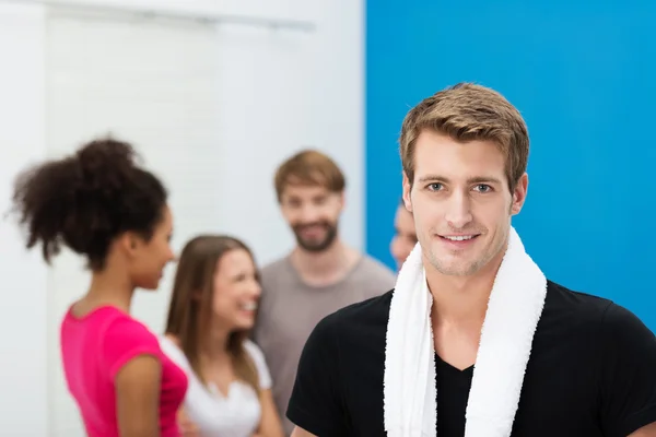 Lächelnd schöner junger Mann in der Turnhalle — Stockfoto