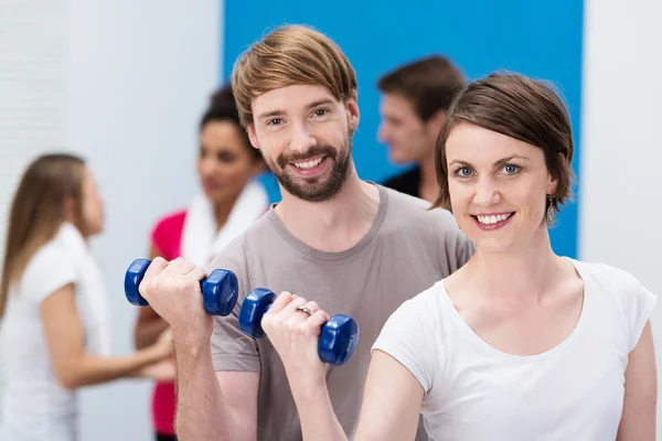 Junges Paar trainiert im Fitnessstudio — Stockfoto