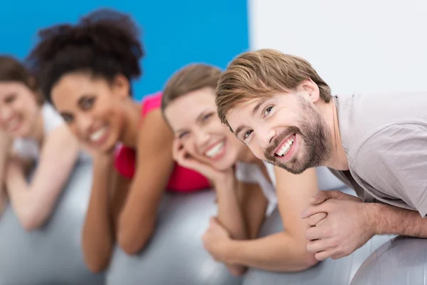 Группа счастливых друзей в спортзале — стоковое фото