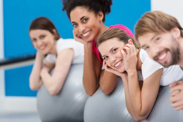 Lächelnde Gruppe von Freunden praktiziert Pilates — Stockfoto
