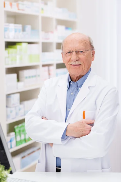 Farmacêutico confiante na farmácia — Fotografia de Stock