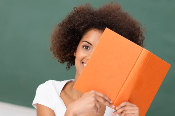 Afroamerikanska kvinna läser en bok — Stockfoto
