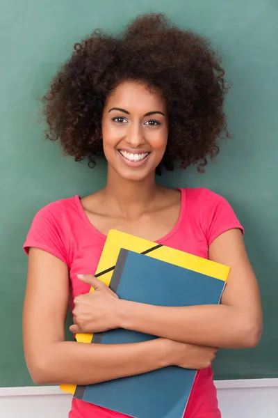 Красивая молодая афроамериканская студентка — стоковое фото