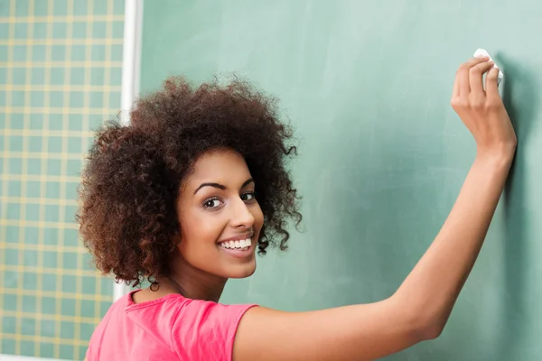 Mulher afro-americana bonita na classe — Fotografia de Stock