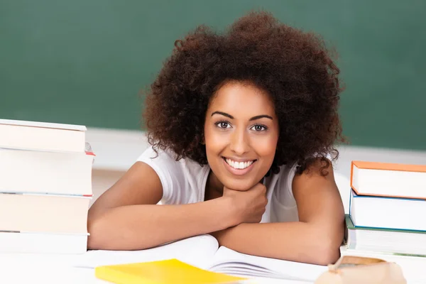 Sonriente estudiante afroamericana con sus libros — Foto de Stock