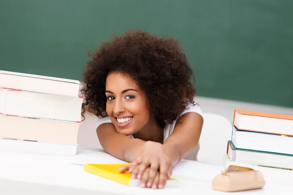 Relajado joven estudiante afroamericano — Foto de Stock