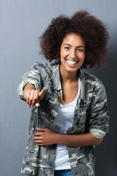 Mujer sonriente señalando la cámara —  Fotos de Stock