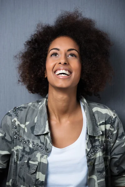 Jovem mulher afro-americana alegre — Fotografia de Stock