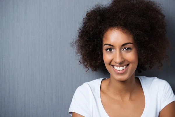 Retrato de uma mulher americana africana alegre — Fotografia de Stock