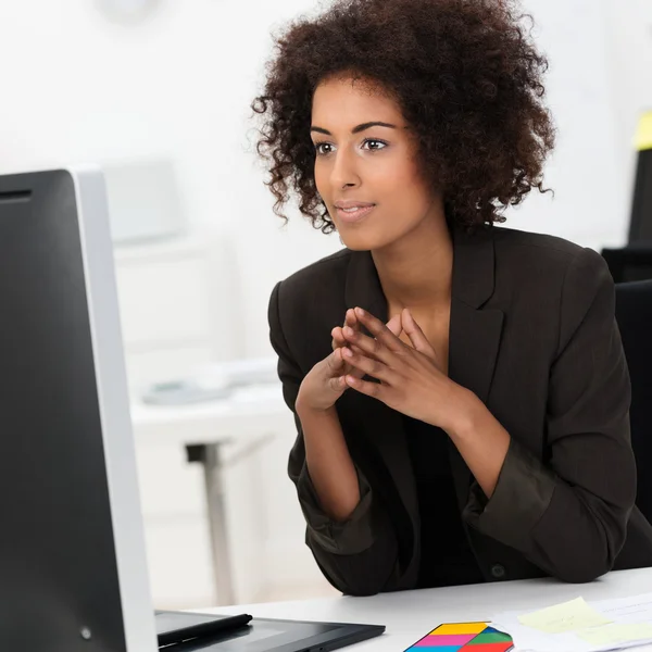 Schöne junge afrikanisch-amerikanische Geschäftsfrau — Stockfoto