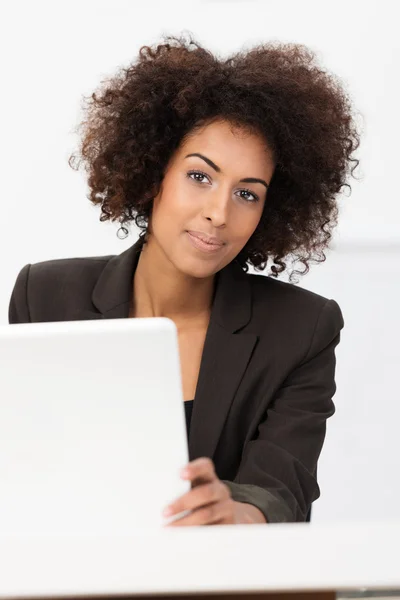 Стильная афроамериканская деловая женщина — стоковое фото