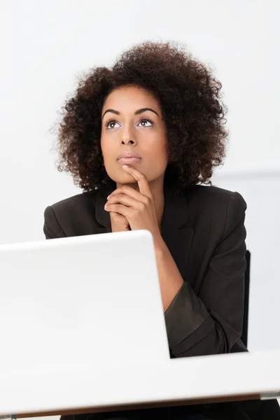 Femme d'affaires afro-américaine penser — Photo