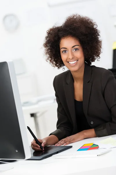 Mujer de negocios afroamericana en su escritorio Fotos de stock libres de derechos