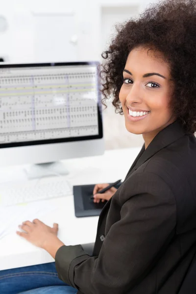 Geschäftsfrau macht eine Tabellenkalkulation — Stockfoto