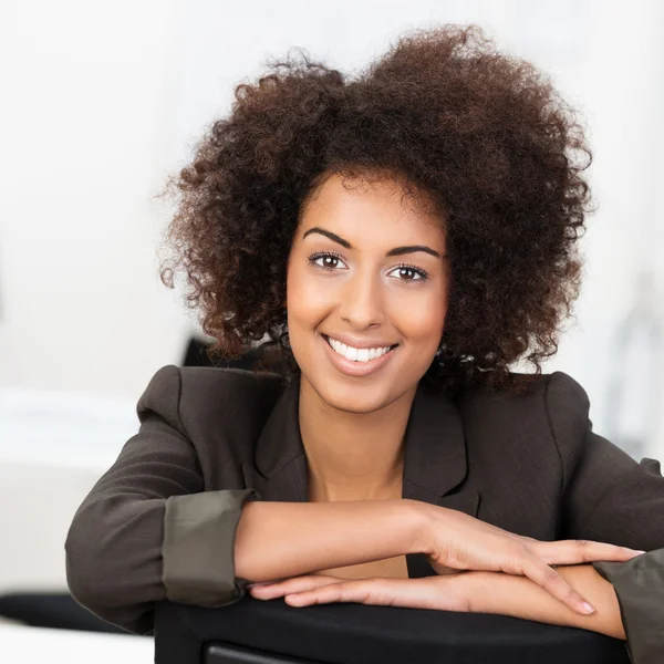 Donna d'affari afroamericana con un bel sorriso — Foto Stock