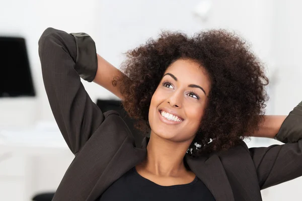 Sorridente donna d'affari sorridente mentre si rilassa — Foto Stock