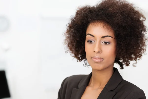 Traurig wehmütige afrikanisch-amerikanische Geschäftsfrau — Stockfoto