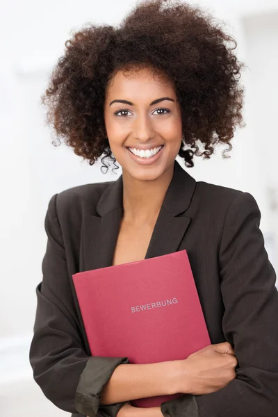African american kobieta trzymając czerwony pliku — Zdjęcie stockowe