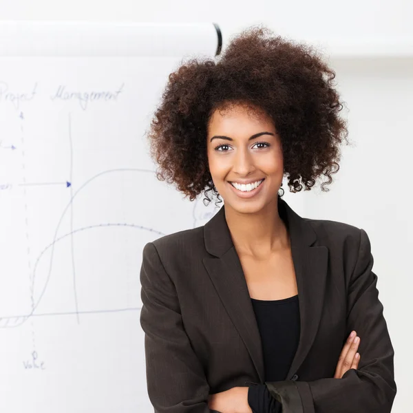 Selbstbewusst lächelnde Afroamerikanerin — Stockfoto