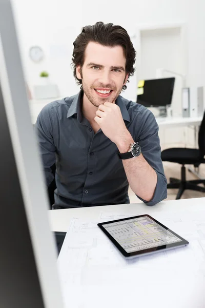 Uomo d'affari seduto alla scrivania — Foto Stock