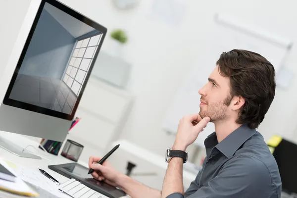 Geschäftsmann navigiert mit Tablet und Stift — Stockfoto