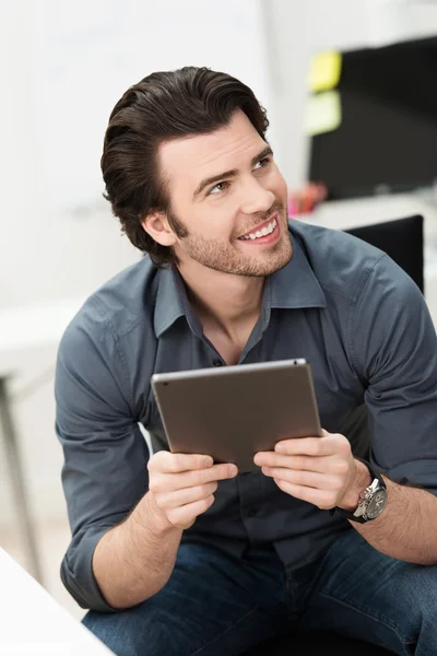 Empresario escuchando a un colega — Foto de Stock