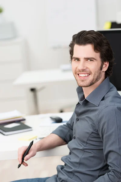 Jovem empresário trabalhando em sua mesa — Fotografia de Stock