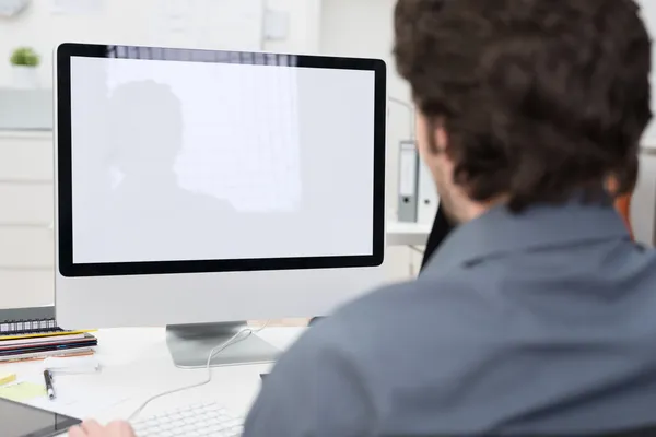 Empresario usando una computadora de escritorio — Foto de Stock