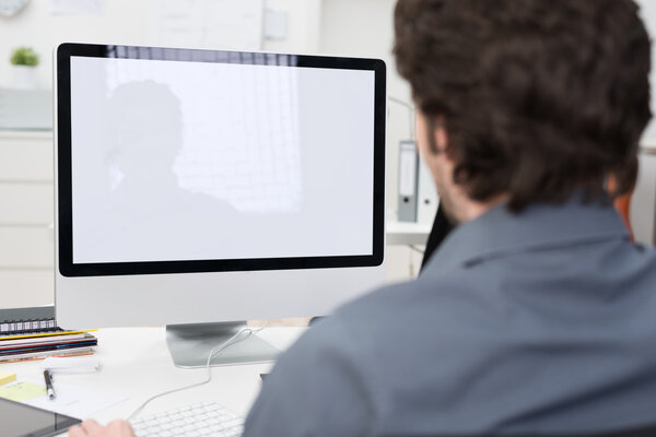 Empresario usando una computadora de escritorio — Foto de Stock