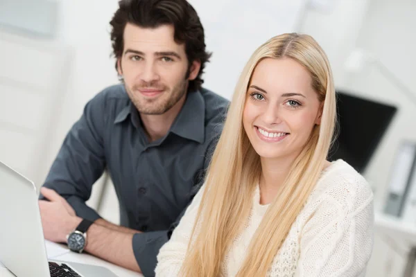 Mooie succesvolle jonge zakenvrouw — Stockfoto