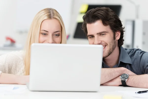 Happy young couple surfing the internet — Stock Photo, Image