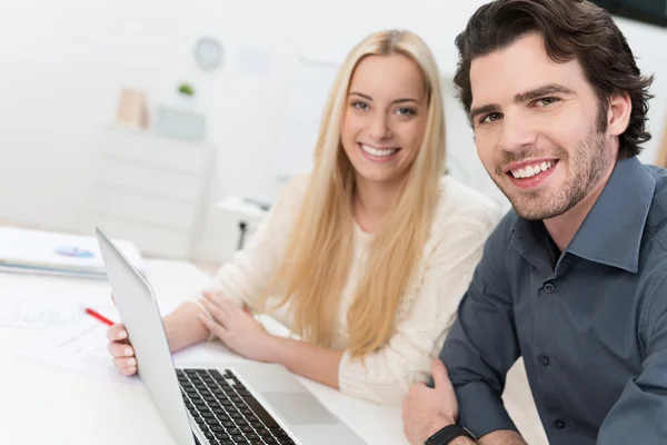 Junges Paar arbeitet in einem Büro — Stockfoto