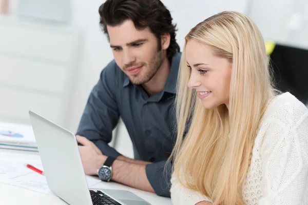 Business team che lavorano insieme presso un computer portatile — Foto Stock